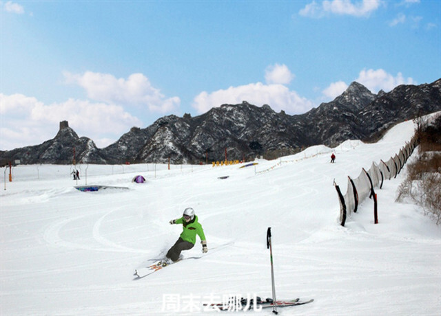 北京怀北国际滑雪场 北京地区唯一注册“国际”的国际型滑雪场，滑雪场总占地面积9.6平方公里，铺雪面积10万平米，可容纳5000人左右同时滑雪，三面长城环绕，是集人文景观和自然景观于一体的滑雪场，素有长城怀抱中滑雪的美誉。