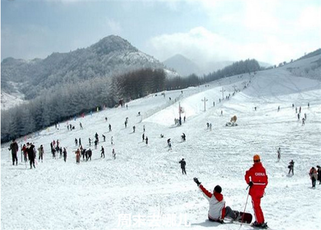 神农架滑雪场 神农架滑雪场是华中地区第一家规模最大、功能齐全的高山天然滑雪场，神农架四季景色各异：春的翠绿、夏的凉爽、秋的绚丽、冬天的神农架更是银装素裹，满树银花，雪质尤佳的神农架被誉为“南国滑雪胜地”。