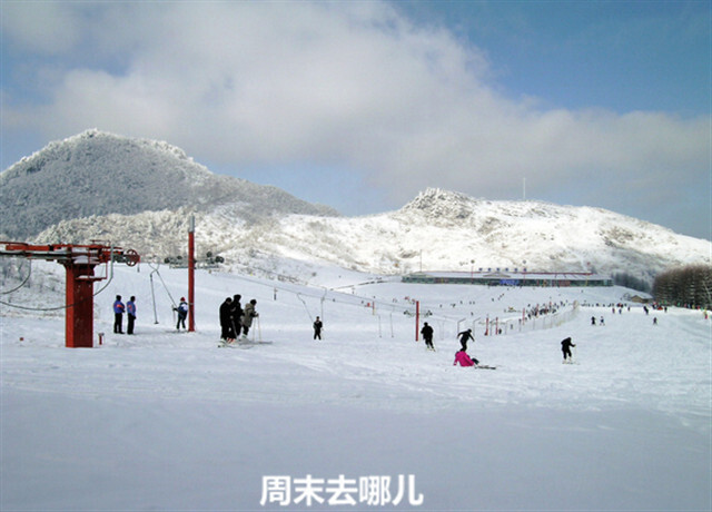 神农架滑雪场 神农架滑雪场是华中地区第一家规模最大、功能齐全的高山天然滑雪场，神农架四季景色各异：春的翠绿、夏的凉爽、秋的绚丽、冬天的神农架更是银装素裹，满树银花，雪质尤佳的神农架被誉为“南国滑雪胜地”。