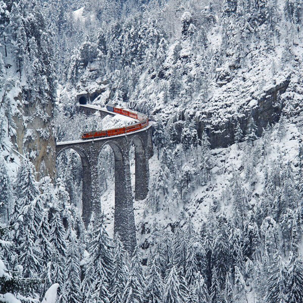 朗德瓦萨高架桥(Landwasser Viaduct) 是瑞士雷蒂亚铁路在格劳宾登州朗德瓦萨的单轨铁路高架拱桥，高65米，长136米，设计师Alexander Acatos，建造于1901-1902年间，现仍在使用中..