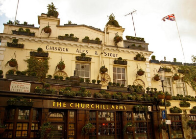 最漂亮酒吧---丘吉尔酒吧 位于伦敦诺丁山的 The Churchill Arms丘吉尔酒吧，无疑是伦敦最漂亮的一家酒吧。这里有所有英国酒吧的元素：金色酒吧名字，简朴的黑木房屋结构，门口摆一个小黑板，墙外几盏古典灯饰。当然…