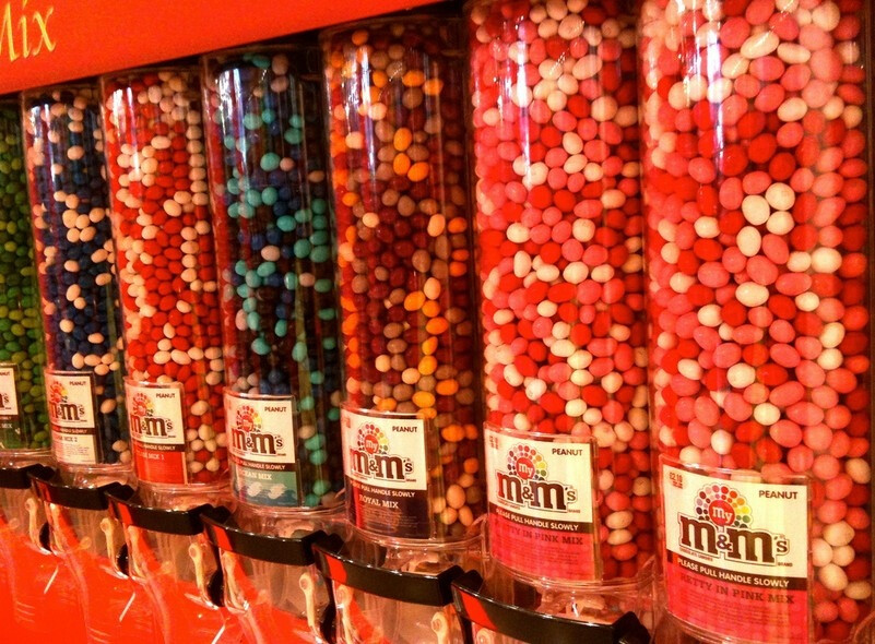 M&amp;M’s糖果店 这家伦敦的M&amp;M’s World是世界上最大的糖果商店，在店里你可以买到各式的巧克力豆角色的的小商品例如钥匙扣，杯子等。。当然，少不了的是那一管管的色彩缤纷的美味巧克力豆。。看着就有把他们装进口袋里的冲动不是么!别错过了喔！