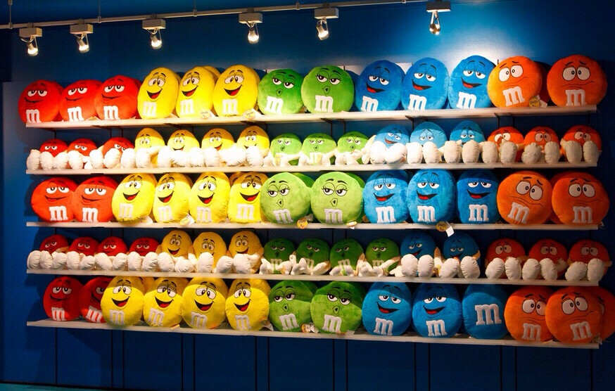 M&amp;M’s糖果店 这家伦敦的M&amp;M’s World是世界上最大的糖果商店，在店里你可以买到各式的巧克力豆角色的的小商品例如钥匙扣，杯子等。。当然，少不了的是那一管管的色彩缤纷的美味巧克力豆。。看着就有把他们装进口袋里的冲动不是么!别错过了喔！