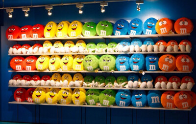 M&amp;M’s糖果店 这家伦敦的M&amp;M’s World是世界上最大的糖果商店，在店里你可以买到各式的巧克力豆角色的的小商品例如钥匙扣，杯子等。。当然，少不了的是那一管管的色彩缤纷的美味巧克力豆。。看着就有把他们…