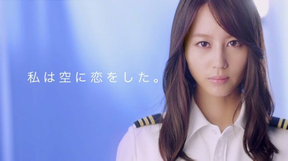 帅气的飞行员小姐——手冢晴。新剧《Miss pilot》（飞行员小姐）主角手冢晴是东京蒲田居酒屋店主的女儿，因为性格直率不懂巧言说谎，就职活动陷入苦战。之后参加航空公司ANA的招募，考试合格展开女机师之道。 该剧主要描述了主人公晴（堀北真希饰）在遭遇了种种求职挫折后终于在航空公司的考试中勉强及格，在经受了预想之外的严格训练后，最终走上飞行员道路的成长励志故事，其中还交织了以晴为中心展开的错综复杂的人物关系网中人们的模样。出演该剧的还有相武纱季、斋藤工、樱庭奈奈美、菜菜绪等。