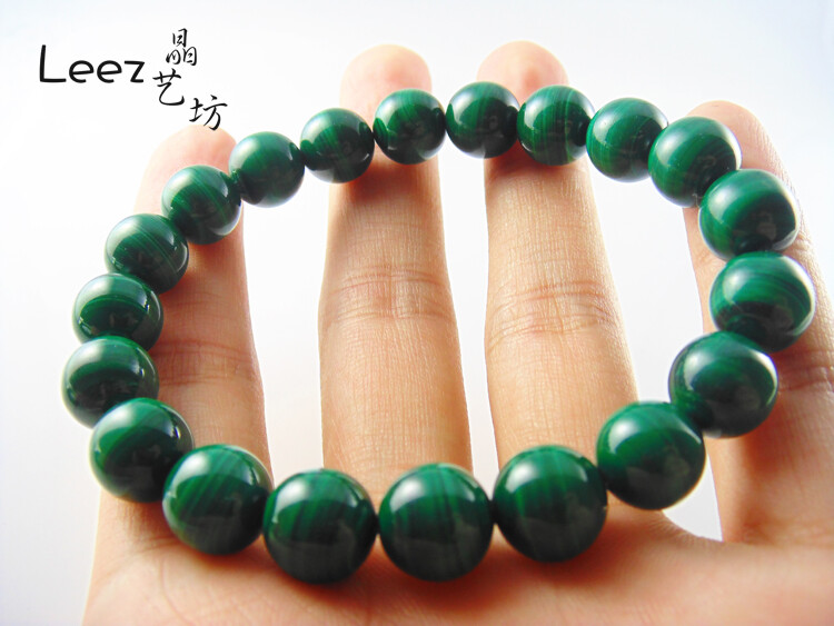 #孔雀石#的英文名称为Malachite，来源于希腊语Mallache，意思是“绿色”。孔雀石由于颜色酷似孔雀羽毛上斑点的绿色而获得如此美丽的名字。中国古代称孔雀石为“绿青”、“石绿”或“青琅玕”。孔雀石是一种古老的玉料。