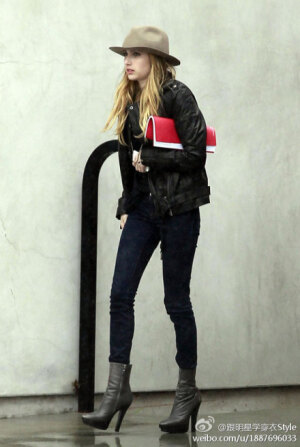 转自  跟明星学穿衣Style 微博 。Emma Roberts，157公分，小小个子超会搭配，矮个子女生的穿衣典范！
