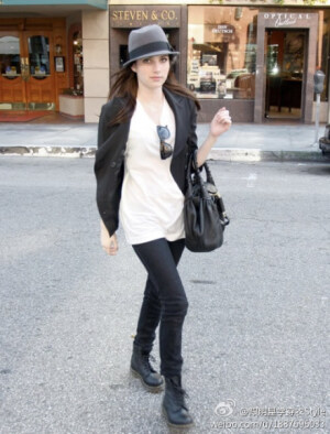 转自  跟明星学穿衣Style 微博 。Emma Roberts，157公分，小小个子超会搭配，矮个子女生的穿衣典范！