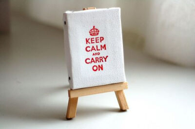 “Keep calm and carry on”，保持冷静，继续前行。