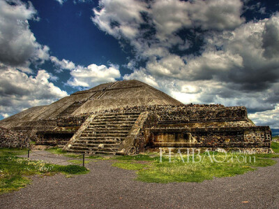 Teotihuacan遗址也就是日月金字塔所在地，在纳瓦特语里是“众神之 城”的意思，这里过去是美洲最大的都城。金字塔坐落在离墨西哥 城东北50公里的墨西哥州，是印第安文明的重要遗址。