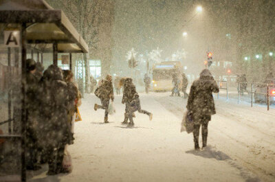 淋雪，漫步，在街上