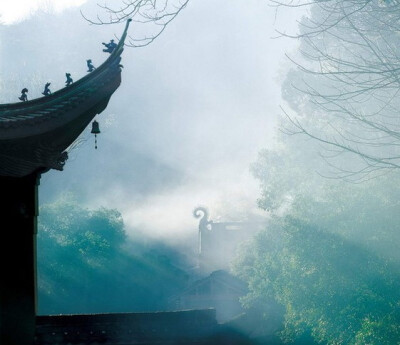 檐角挺翘傲山间