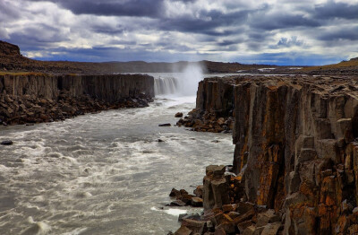 黛提瀑布(Dettifoss)是冰岛共和国东北方、Jokulsargljufur国家公园米湖(Myvatn)湖区附近的瀑布，源流是瓦特纳冰原，坐落于菲约德勒姆冰河，并流入峡谷中。黛提瀑布宽约100米，高度44米，被认为是欧洲最高最汹涌的瀑…