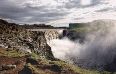 黛提瀑布(Dettifoss)是冰岛共和国东北方、Jokulsargljufur国家公园米湖(Myvatn)湖区附近的瀑布，源流是瓦特纳冰原，坐落于菲约德勒姆冰河，并流入峡谷中。黛提瀑布宽约100米，高度44米，被认为是欧洲最高最汹涌的瀑…