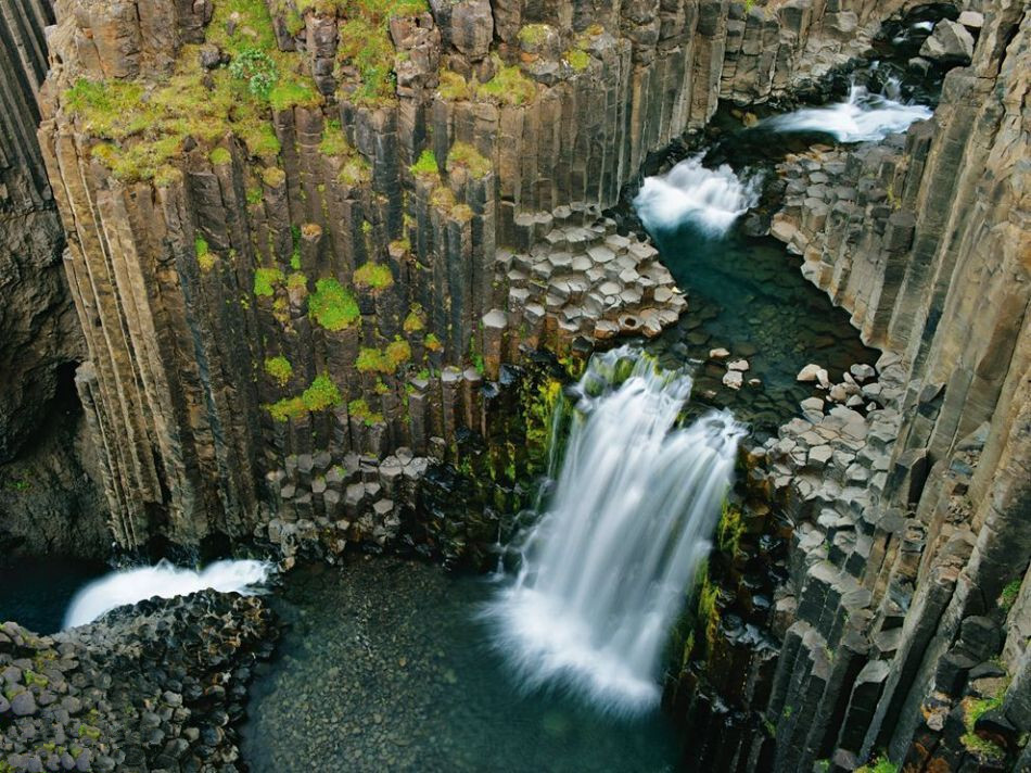 冰岛奇特柱状地貌：在古代，这里曾有岩浆流动，冷却后形成这种柱状地貌，后在水流和瀑布冲击下，形成今天这个样子。