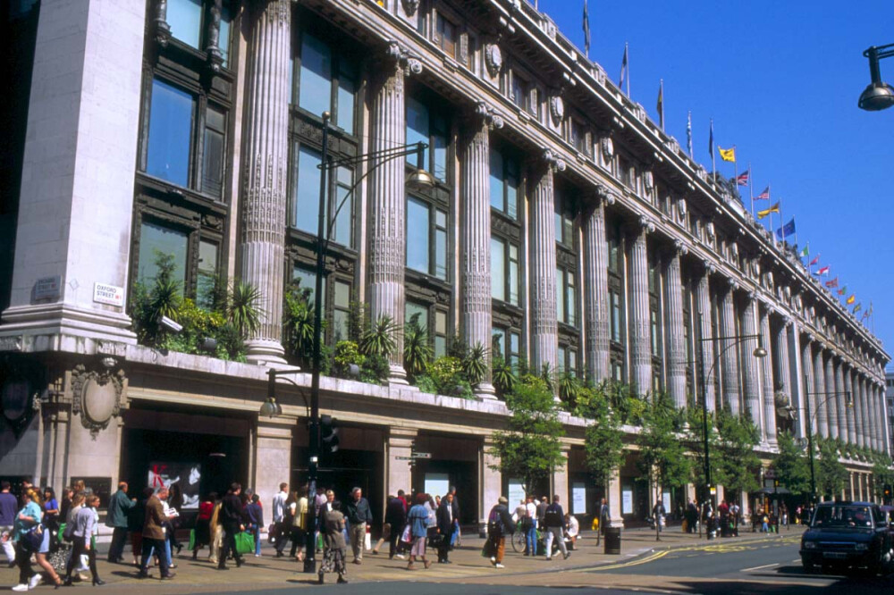 Selfridges（塞尔福里奇百货公司），位于英国牛津街，是伦敦最著名的百货公司之一。塞尔福里奇百货公司始创于1909年，距今已有一百多年的历史。该百货公司 汇聚了数量众多的大众流行品牌及设计师专柜，论地点与采购的满足感度，绝对是最佳选择。曦