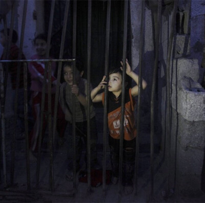 贫苦者的真实生活状态，诉说他们的苦难：加沙地带，生活在贾巴利亚难民营里的巴勒斯坦儿童。