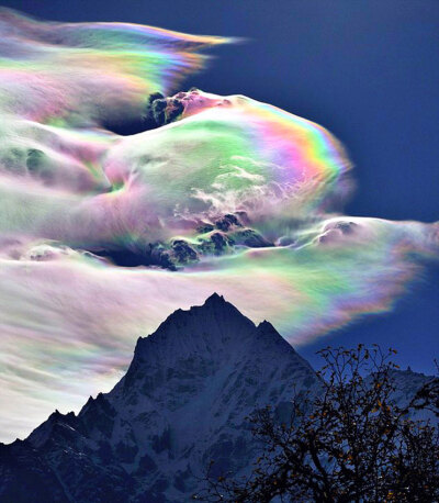 彩虹云盘旋珠峰上空的罕见景象