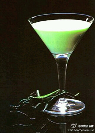 【蚱蜢Grasshopper】材料：绿色薄荷香甜酒60毫升、白色可可香甜酒60毫升、一比一60毫升 制法：将所有材料与碎冰放入雪克杯，充分摇匀后，再将调制好的酒过滤倒入冷却的鸡尾酒杯中即可