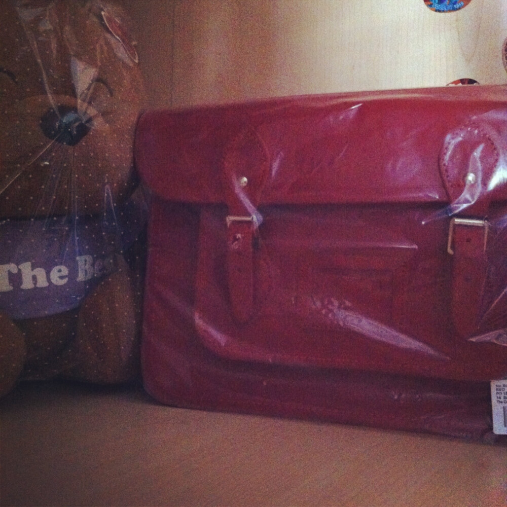 No Size, RED, PO 1500001464, 14 SATCHEL RED, The Cambridge Satchel Company[得意地笑](大红色14"剑桥包)僅用一次,不太適合.現在轉賣噢~有興趣wechat:Gwennie_&gt;&gt;&gt;http://2.taobao.com/item.htm?spm=2007.3062033.0.0.QVLHth&amp;id=36858656816