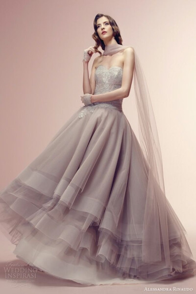 著名婚纱设计师 Alessandra Rinaudo 2014 新款婚纱礼服系列。本季婚纱礼服更加注重对于细节的处理。设计师延续整体造型的简单风尚，更加侧重肩部、领口及腰线的设计，镂空、刺绣、花朵等元素被广泛运用。