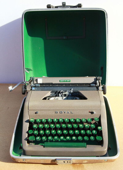 美国ROYAL 皇家便携式古董打字机 1950年 厂家：ROYAL TYPEWRITER CO.LTD.NEW YORK. 经历了60多年左右依然完好，镀铬保持了上世纪初的特殊工艺特征，完好无脱落，绿色胶木键盘完整，几乎无瑕疵，机身漆面无磕碰划痕…