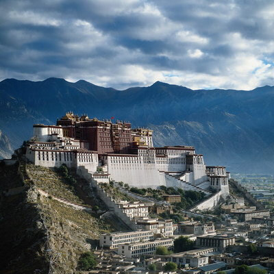 拉萨，在藏语中为“圣地”或“佛地”之意，长期以来就是西藏政治、经济、文化、宗教的中心。因为每年平均日照总时数多达3005.3小时，平均每天有8小时15分钟的太阳。比在同纬度上的东部地区几乎多了一半，比四川盆地…