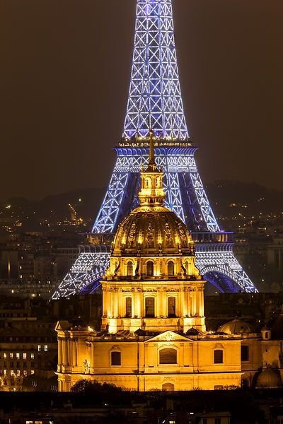 Eiffel Tower at nigh