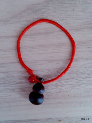 给自己编个桃木葫芦金刚结手串，愿马年能够顺顺利利的！！