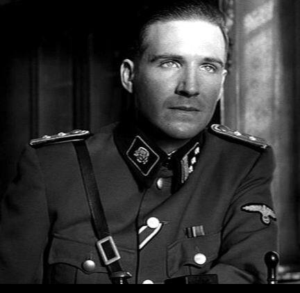 拉尔夫·范恩斯（Ralph Fiennes）本名雷夫·纳旦尼尔·土伊斯勒顿-维克汉-范恩斯（Ralph Nathaniel Twisleton-Wykeham-Fiennes）英国男演员。切尔西学院的艺术设计专业毕业后，进入皇家戏剧艺术学院学习表演，后考入皇家国立剧院，深受剧场训练的扎实功底，在他主演的每部电影中可见一斑。曾出演《辛德勒的名单》、《英国病人》、《哈利波特》、《生死朗读》等众多优秀影片，两获奥斯卡金像奖提名，也是唯一在百老汇剧院以哈姆雷特王子一角获东尼奖的男演员。