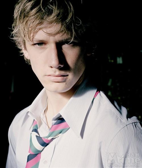 亚历克斯·帕蒂弗（Alex Pettyfer，1990年4月10日—），英国演员和男模。出生于英格兰Hertford郡的Stevenage。现在和母亲，继父，弟弟一起生活在温莎。他从7岁开始出演电视广告。2006年主演电影《风暴克星》。2011年，他参加了《猎杀第四行者》的演出，并担任主演。他还参加过《歌舞青春》、《钟点战》等演出。身高180厘米的Alex，天生的棕色头发，褐色瞳孔。形象帅气的他曾为Ralph Lauren、GAP、Burberry等品牌代言。他在《暴风突击者》中的表演令人印象深刻。2011年2月28日在中国上映的作品《关键第四号》给他带来很高的关注度。