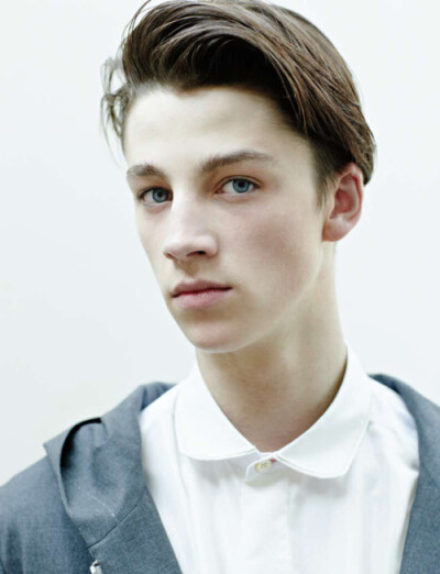 阿什·斯戴梅斯特 (Ash Stymest) 浑身纹身，干瘦，酷酷的表情，充满了90后的个性魅力。阿什·斯戴梅斯特 (Ash Stymest) 的成名十分幸运，他是Hedi Slimane钦定的《Vogue Homme》日本版创刊号的封面男孩，可以说一夜走…