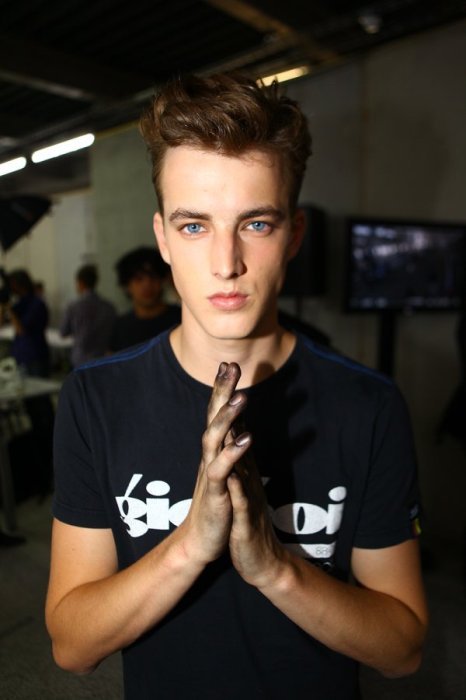 詹姆斯·史密斯 (James Smith) 是国际男模界冉冉升起的新生代男模。詹姆斯·史密斯 (James Smith) 乖乖牌的样子很讨喜，一双碧蓝的眼睛还带着些孩子气，自从上两季在男装周上初露头角，詹姆斯·史密斯 (James Smith) 即被人们大加赞赏，也成为“值得你关注的新生代男模”之一！