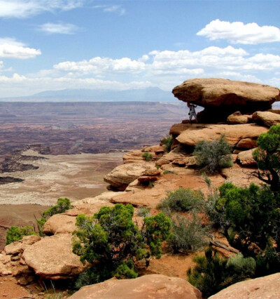 位于犹他州的峡谷地国家公园因其独特的台地、峡谷地貌而著称。