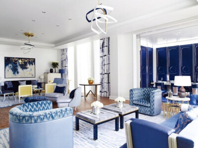 客厅用多种定制家具装点出一派蓝色的海洋，安置在全景玻璃阳台上的用餐区是亮点之一。