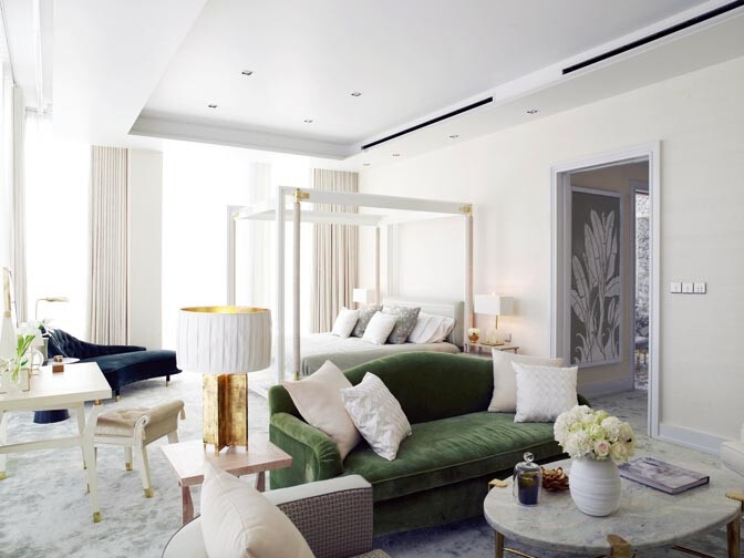 强调柔软舒适的卧室以绿色为主调，天鹅绒地毯、绒面沙发是华美而实用的呼应搭配。