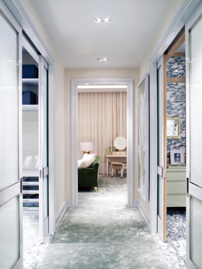 卧室区域包括了宽敞的卫浴间和衣帽间，入墙式滑门设计极好地节约了空间。