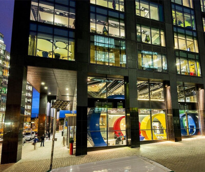 谷歌公司位于爱尔兰都柏林的欧洲总部，占地面积达到47000平方米，为四栋建筑物构成，由瑞士建筑事务所Camenzind Evolution设计，配合当地的Henry J. Lyons建筑公司共同完成。谷歌公司向来以独特的办公环境而著称，漂…