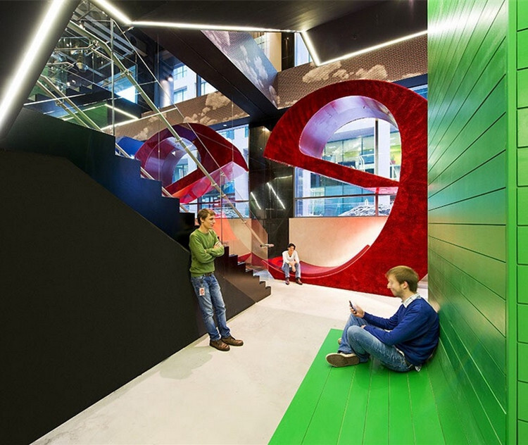 谷歌公司位于爱尔兰都柏林的欧洲总部，占地面积达到47000平方米，为四栋建筑物构成，由瑞士建筑事务所Camenzind Evolution设计，配合当地的Henry J. Lyons建筑公司共同完成。谷歌公司向来以独特的办公环境而著称，漂亮多彩的内部办公环境让人叹为观止。