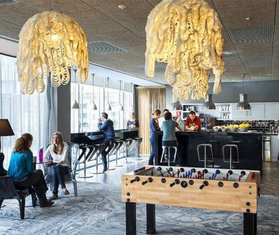 谷歌公司位于爱尔兰都柏林的欧洲总部，占地面积达到47000平方米，为四栋建筑物构成，由瑞士建筑事务所Camenzind Evolution设计，配合当地的Henry J. Lyons建筑公司共同完成。谷歌公司向来以独特的办公环境而著称，漂…