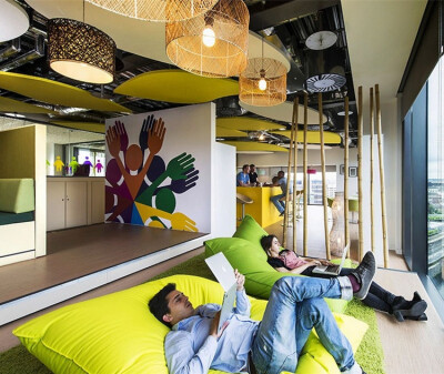 谷歌公司位于爱尔兰都柏林的欧洲总部，占地面积达到47000平方米，为四栋建筑物构成，由瑞士建筑事务所Camenzind Evolution设计，配合当地的Henry J. Lyons建筑公司共同完成。谷歌公司向来以独特的办公环境而著称，漂…