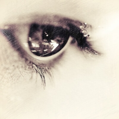 人的眼睛是黑的,心是红的,有时眼睛一红,心也就黑了