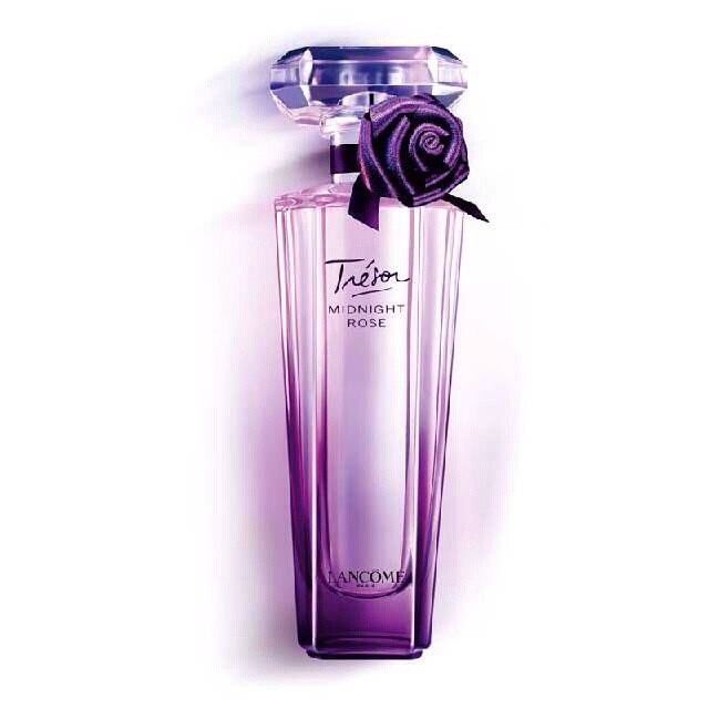 Lancome Tresor Midnight Rose. 兰蔻珍爱午夜玫瑰前调是很甜的蓝莓果味到了中调玫瑰的味道才慢慢的散开。整体是很甜美的女孩子但又有着女人的魅惑