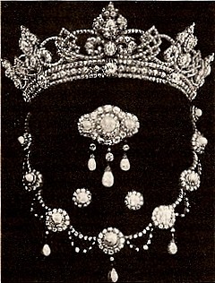 朗德尔皇冠和三件套装 - 亚历山德拉公主结婚礼物，她的婚姻威尔士王子（未来的爱德华七世）。
