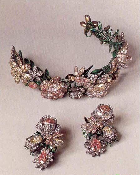 这是一套18世纪中叶制成的王冠，用了钻石和雕版珐琅，仔细看上面有非常可爱的小蜜蜂，此王冠现存于俄罗斯国家珍宝馆。