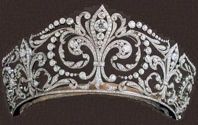 这个巨大的钻石王冠是西班牙国王阿方索十三世和新娘英国公主维多利亚-尤金妮亚结婚时的礼物。