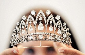 意大利王后玛丽荷赛戴过的钻石后冠，后冠是由俄国著名工匠法贝热于1895年铸造，预料最高可以卖得900多万元人民币。