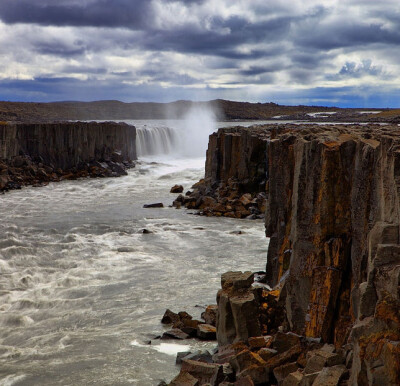 黛提瀑布(Dettifoss)是冰岛共和国东北方、Jokulsargljufur国家公园米湖(Myvatn)湖区附近的瀑布，源流是瓦特纳冰原，坐落于菲约德勒姆冰河，并流入峡谷中。黛提瀑布宽度约100米，高度有44米，被认为是欧洲最高、最汹…