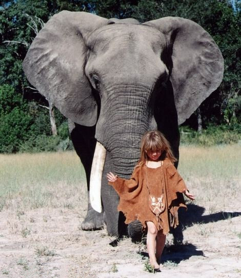 蒂皮1990年出生于非洲的纳米比亚，其父母均为野生动物摄影师，蒂皮在十岁前随父母游历了博茨瓦纳、津巴布韦和南非等许多国家。蒂皮10岁时回到巴黎生活，随后出版了《我的野生动物朋友》一书，书中通过大量图片记录了她与大象、猎豹等动物间的感人故事。