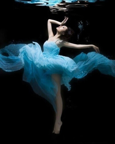 水下的婚纱照，蓝色的梦幻。